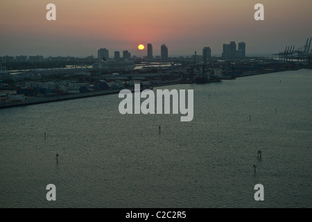 Sonnenaufgang in Miami Beach, Downtown Miami gesehen. Stockfoto