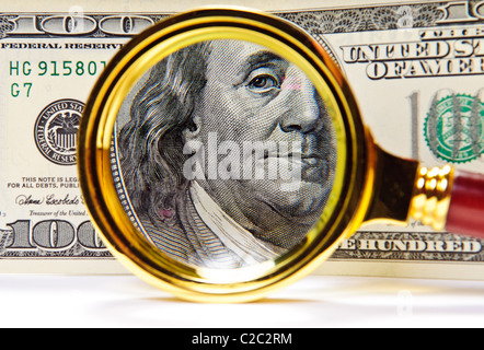 Dollar-Lupe über Geld Stockfoto