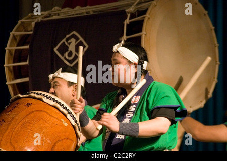 Deaktivierte japanische Männer mit eingeschränktem Hörvermögen (taub) spielen Taiko-Trommeln auf der Lao National Kultursaal in Vientiane, Laos. Stockfoto