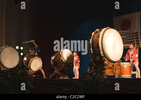 Deaktivierte japanische Männer und Frauen mit eingeschränktem Hörvermögen (taub) spielen Taiko-Trommeln in kommunistische Laos. Stockfoto