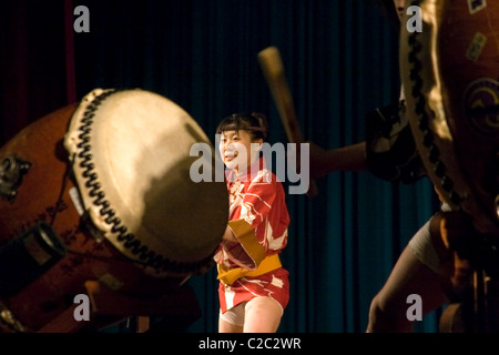 Deaktivierte japanische Männer und Frauen mit eingeschränktem Hörvermögen (taub) spielen Taiko-Trommeln in kommunistische Laos. Stockfoto