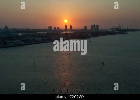 Sonnenaufgang in Miami Beach, Downtown Miami gesehen. Stockfoto