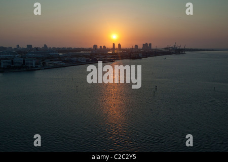 Sonnenaufgang in Miami Beach, Downtown Miami gesehen. Stockfoto