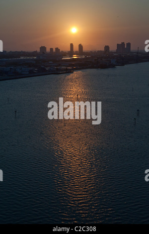 Sonnenaufgang in Miami Beach, Downtown Miami gesehen. Stockfoto