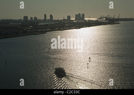 Sonnenaufgang in Miami Beach, Downtown Miami gesehen. Stockfoto