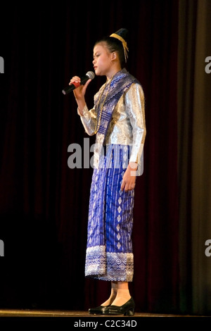 Ein behindertes blind (ohne Vision) 16 Jahres altes Mädchen singt auf der Bühne in der Lao National Kultur Hall in Vientiane, Laos. Stockfoto