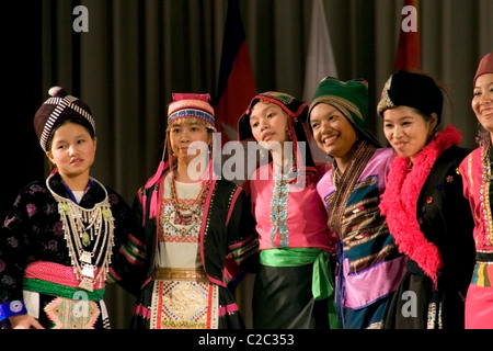 Asiatische Frauen ohne mündliche Verhandlung (taub) tragen traditionelle Bergvolk Kleidung durchführen auf der Bühne in Vientiane, Laos. Stockfoto