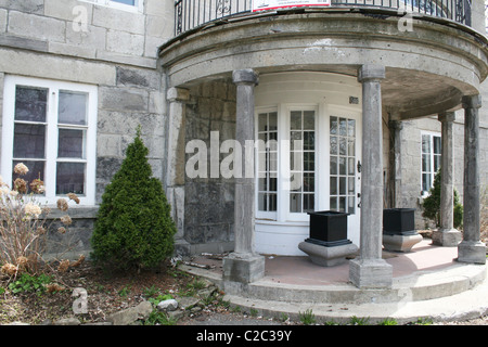 Außenseite des alten Villa mit Säulen und runden Balkon Stockfoto