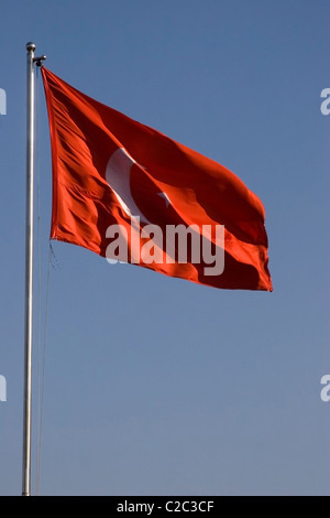 Die helle und bunte Flagge der Türkei fliegt unter blauem Himmel in der Nähe des Mekong in Phnom Penh, Kambodscha. Stockfoto