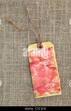 Leere Etiketten auf Sackleinen Hintergrund Stockfoto