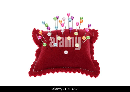 Nähen-Pins und Nadelkissen auf weißem Stockfoto