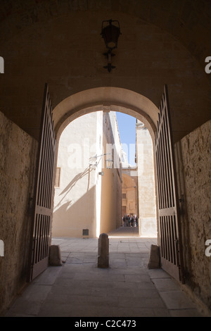 Gewölbte Eingang in einen schmalen Weg in die historische Stadt Mdina in Malta Stockfoto