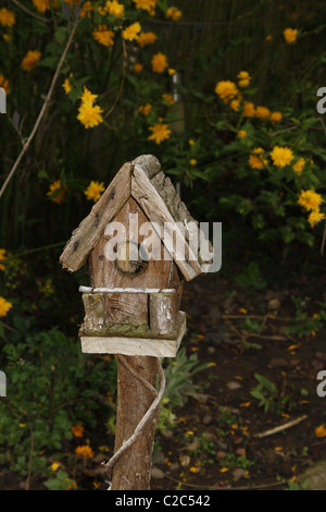 rustikale Vogelhaus im Garten Stockfoto