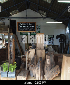 Artikel aus recyceltem Holz zum Verkauf an Brighton Woodstore, Heimat von Brighton und Hove Holz Recycling Projekt Stockfoto
