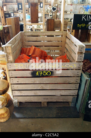 Brennholz oder Reisig mit recyceltem Holz zum Verkauf an Brighton Woodstore, Heimat von Brighton und Hove Holz Recycling Projekt Stockfoto
