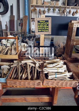 Garten-Marker, Tags oder Etiketten hergestellt aus recyceltem Holz an der Brighton Woodstore, Circus Street, Brighton Stockfoto
