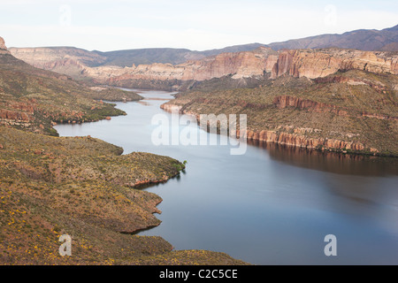 LUFTAUFNAHME. Stausee am Salt River, der durstigen Phönix Wasser liefert. Apache Lake, Maricopa County, Arizona, USA. Stockfoto