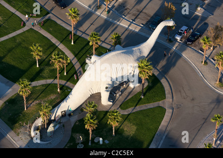 LUFTAUFNAHME. Dinosaurier Museum (im Brontosaurus). Attraktionen am Straßenrand entlang der Interstate 10 in Cabazon, San Bernardino County, Kalifornien, USA. Stockfoto