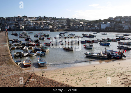 Angelboote/Fischerboote im Hafen von St. Ives, Cornwall, England Stockfoto