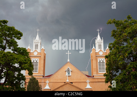 Kirche San Roulé de Neri in der Altstadt von Albuquerque. Hinter der Kirche fällt ein Blitzlicht auf. Bernalillo County, New Mexico, USA. Stockfoto