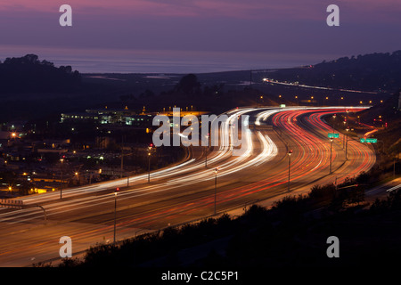 Zeitexposition mit Lichtspur auf dem San Diego Freeway oder der Autobahn 5 und 56 in Del Mar. San Diego County, Kalifornien, USA. Stockfoto