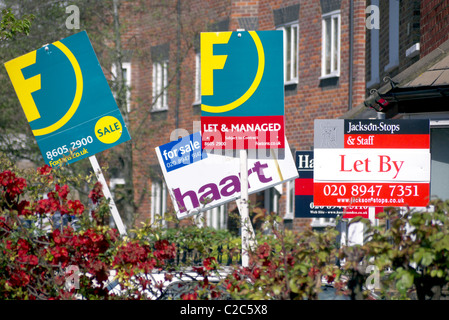 Eigenschaft-Platten außerhalb Appartementhaus, Wimbledon South London. Stockfoto