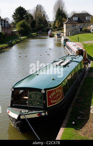 Bootfahren auf dem Kennet & Avon Kanal bei Hungerford Berkshire England UK Rose Canalboat verwendet für touristische Ausflüge Stockfoto