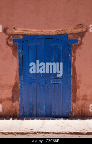 Türöffnung in der Straße in San Pedro de Atacama, Chile, Südamerika. Stockfoto