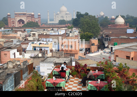 Ein Stadtbild, erschossen von einem Dachterrassenrestaurant mit Taj Mahal sehen in der Ferne in Agra, Indien. Stockfoto