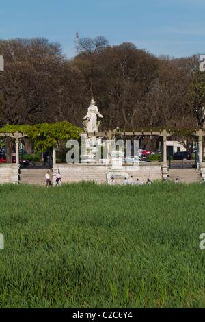 Statue und Promenade am Reserva Ecologica Costanera Sur, Buenos Aires, Argentinien Stockfoto