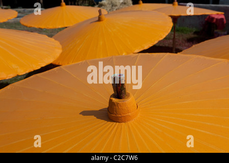 Bunten Regenschirm unter der Sonnenlicht für trockene in Bo Sang machen Schirmfabrik. Sankamphaeng, Chiang Mai, Thailand Stockfoto