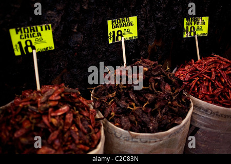 Verschiedene Arten von getrockneten Chili zum Verkauf an La Merced in Mexiko-Stadt. Stockfoto
