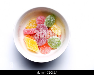 Gelee-Bonbons in einer Schüssel auf einem weißen Hintergrund. Stockfoto