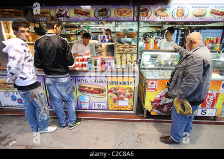 Tuerkei - Istanbul, 28 / 09 / 2008, Straßenhändler Snack spät in die Nacht arabische männlich spät Stockfoto