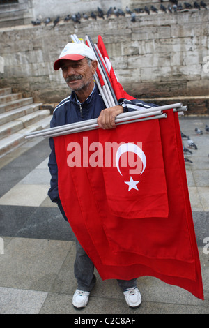 Tuerkei - Istanbul, 28 / 09 / 2008, Mann mit einer Fahne Stockfoto