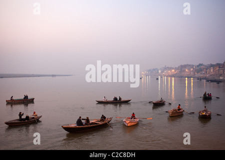 Boote mit Touristen auf den Ganges in Varanasi, Indien am frühen Morgen. Stockfoto