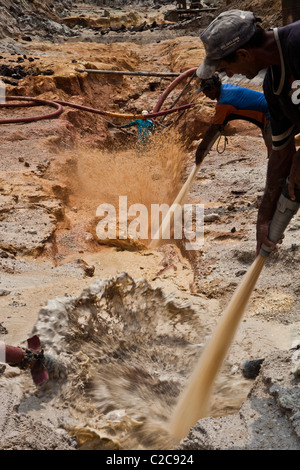 Hydraulische Goldbergbau im Amazonas Regenwald Brasilien Hochdruck-Wasserstrahlen zu Rock Material Chupadeira System zu vertreiben Stockfoto