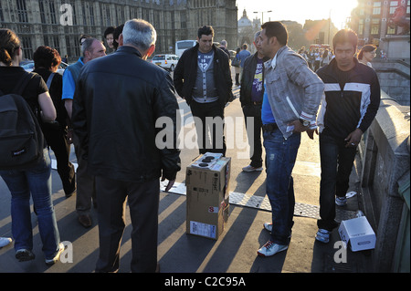 Trickbetrüger auf Westminster Bridge London Stockfoto
