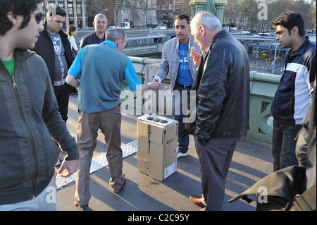 Trickbetrüger auf Westminster Bridge London Stockfoto