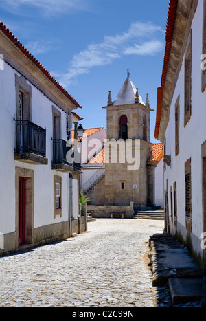 Portugal, die Beira Baixa, Castelo Bom, mittelalterliches Dorf Straße und Nossa Senhora da Assunção, Kirche Stockfoto