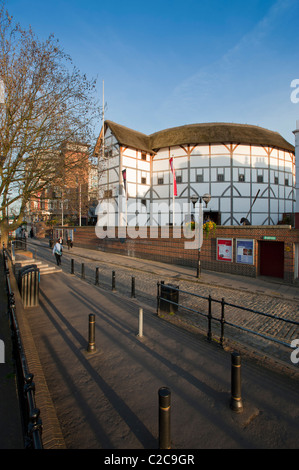 Shakespeares Globe Theatre am Südufer der Themse in London, England, UK. Stockfoto