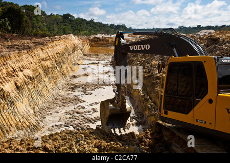 Hydraulische Goldbergbau Betrieb verarbeiten "Chupadeira System" im Einsatz von schweren Maschinen für Ausgrabung Amazonas Abholzung Stockfoto