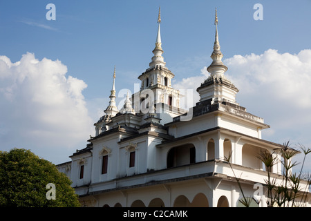 Wat Chai Mongkol in Lampang Fluss Wang, burmesischen Stil Haupttempel haben Nirvana Buddha-Statue. Lampang, Thailand Stockfoto