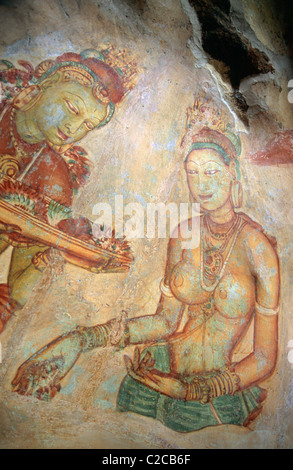 Fresken aus dem 5. Jahrhundert von zwei Burgfräulein in der Cobra Hood Cave, aufgenommen im Jahr 2004, Sigiriya Rock Fortress, Dambulla, Matale District, Sri Lanka Stockfoto