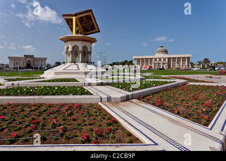 Das Koran-Denkmal am Kreisverkehr Cultural Center in Sharjah, Vereinigte Arabische Emirate. Stockfoto