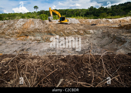 Amazon gold Bergbau große und tiefe Löcher sind in Waldflächen gemacht dem Goldgräber Hochdruck-Wasserstrahlen verwenden möchten Stockfoto