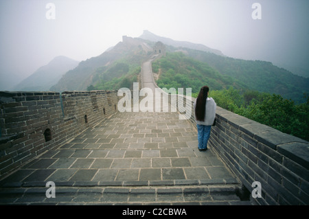 Frau blickt über die Mauer, die Chinesische Mauer, Peking, China, Asien Stockfoto