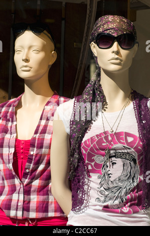 Schaufensterpuppen in einem Schaufenster Sommer Kleidung Stockfoto