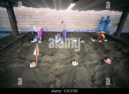 Menschen, die in vulkanischem Sand begraben wurden, aufgenommen 1997, Ibusuki Onsen, Ibusuki, Präfektur Kagoshima, Kyushu Island, Japan Stockfoto