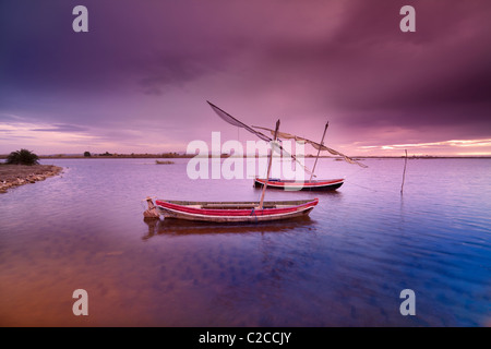 Angelboote/Fischerboote in La Albufera Nature reserve, El Palmar, Valencia, Comunidad Valencia Stockfoto